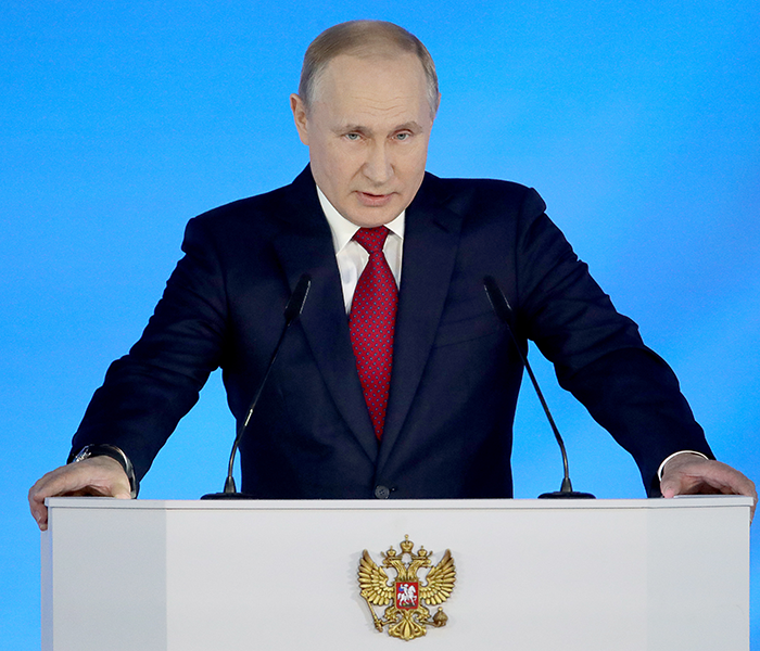 Медведев ушел в отставку вместе с правительством